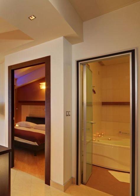 Hotel Diadem Оміш Екстер'єр фото
