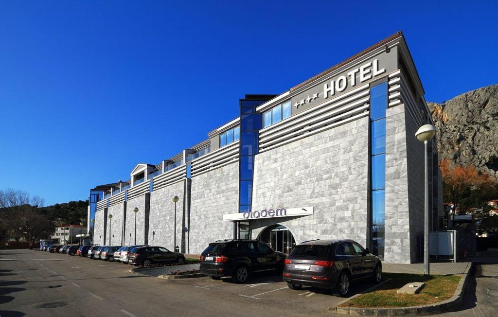 Hotel Diadem Оміш Екстер'єр фото